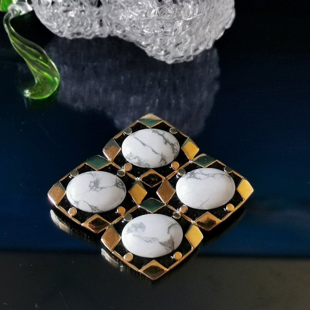 Vintage White Gray Marble Howlite Stones Gold-Tone and Black Enamel Brooch Pin